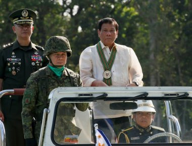 Ρ.Ντουέρτε στον Στρατό των Φιλιππίνων: «Βομβαρδίστε ακόμη και τα τζαμιά»